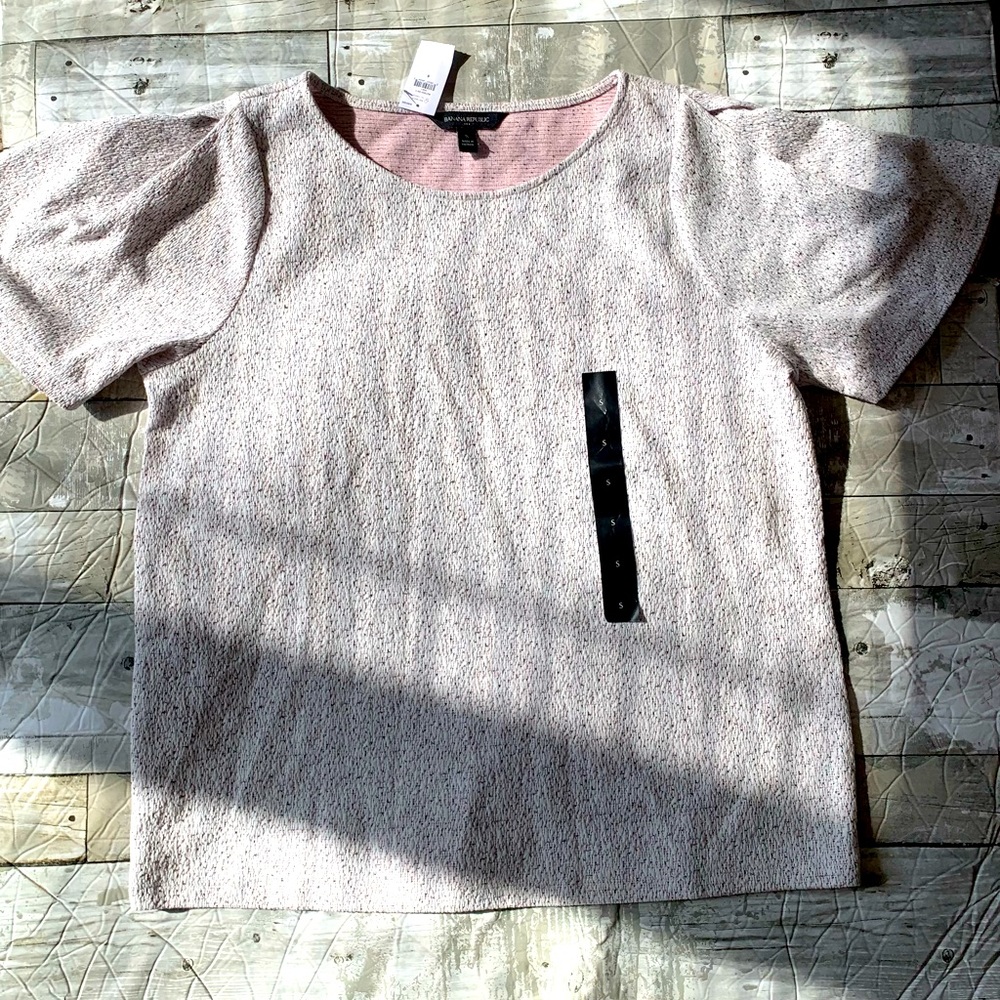 Beautiful banana republic top. Size small.